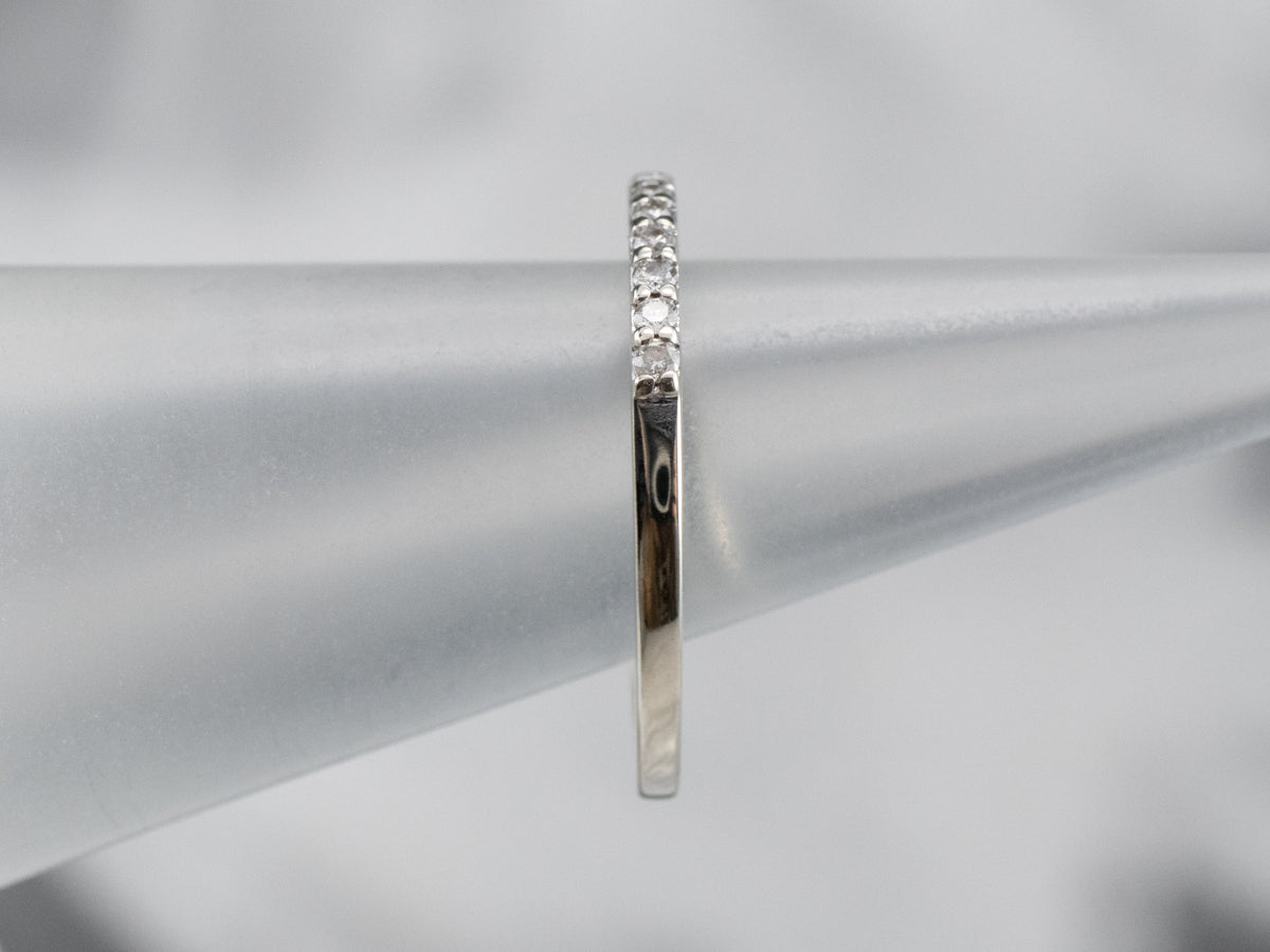 Alianza de boda de oro blanco con diamantes