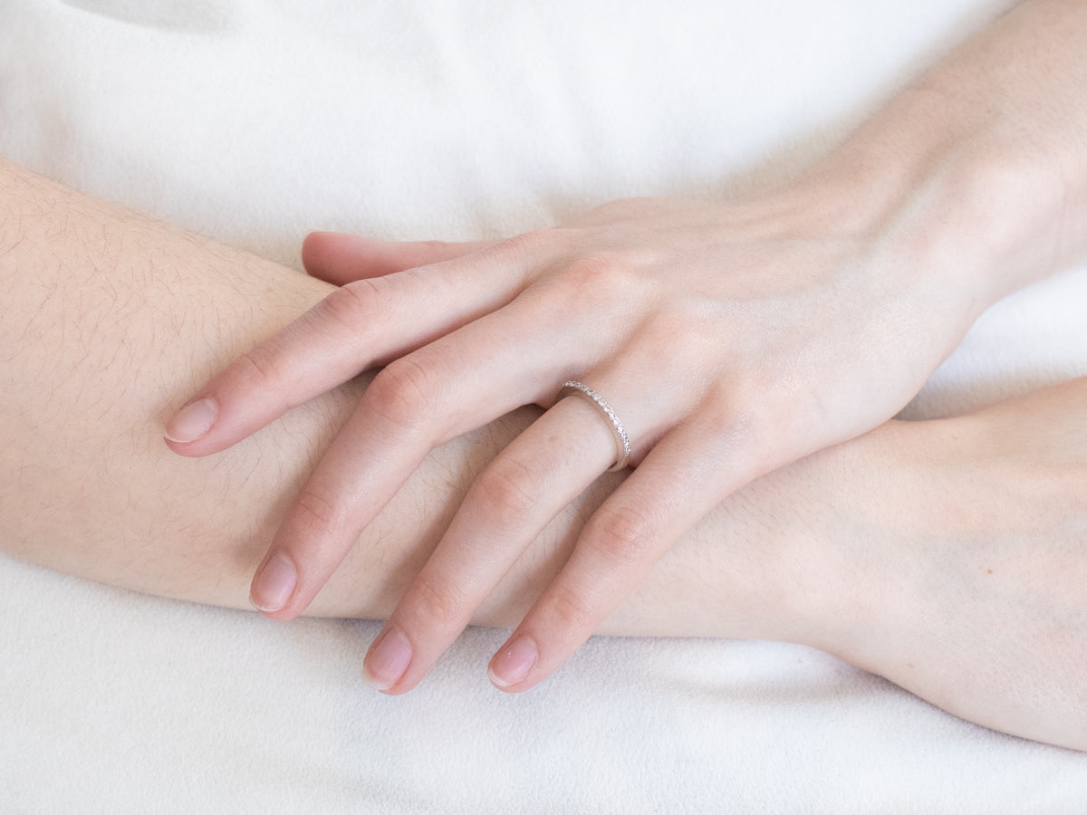 Alianza de boda de oro blanco con diamantes