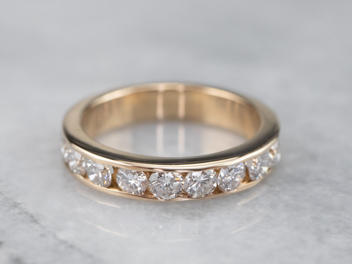 Alianza de boda con diamantes engastados en canal