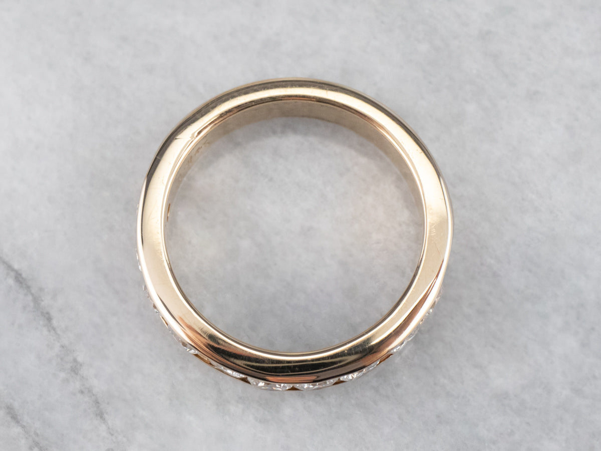 Alianza de boda con diamantes engastados en canal