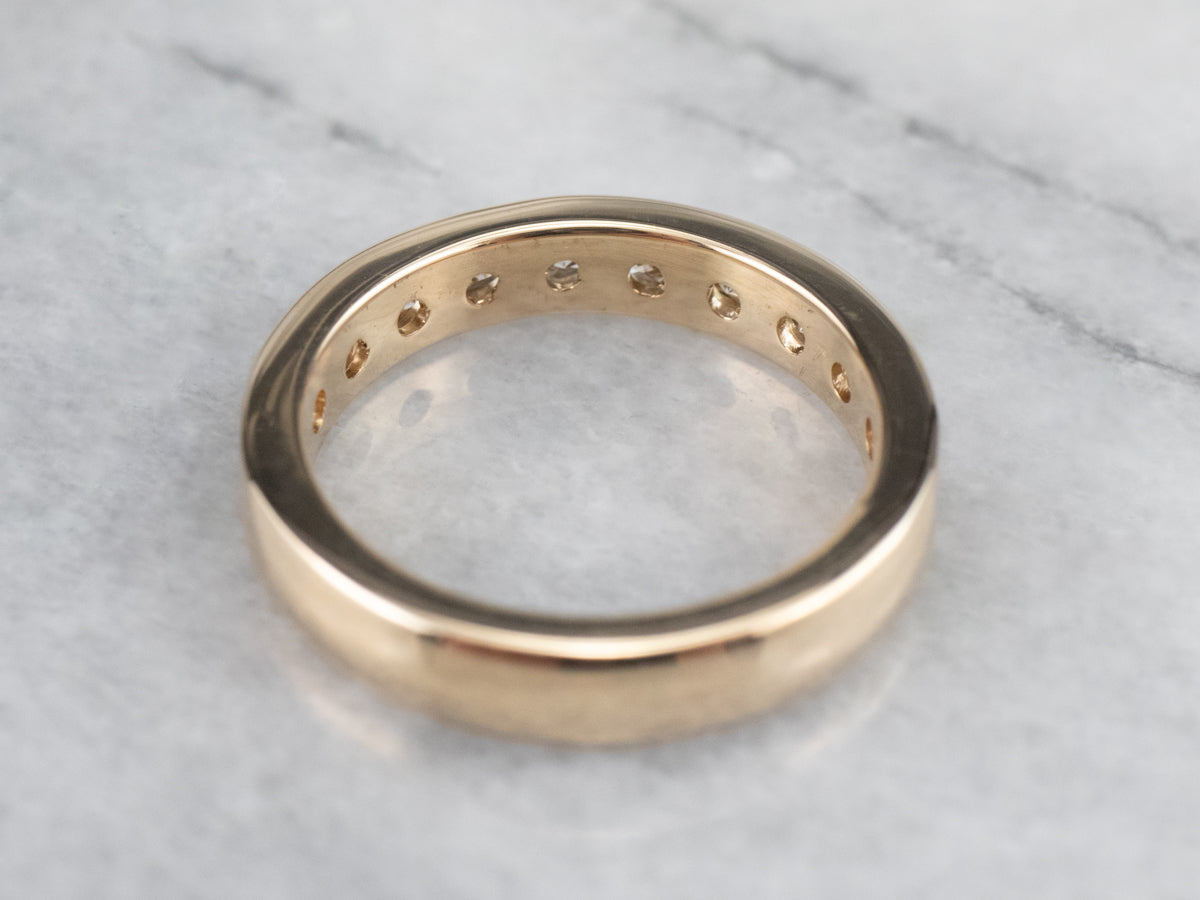 Alianza de boda con diamantes engastados en canal