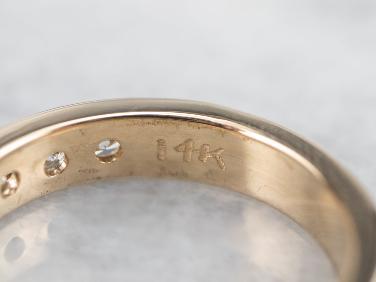 Alianza de boda con diamantes engastados en canal