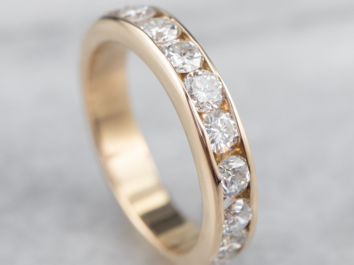 Alianza de boda con diamantes engastados en canal