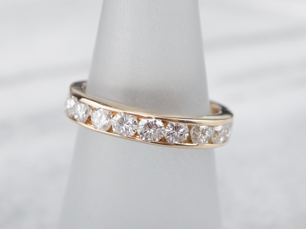 Alianza de boda con diamantes engastados en canal