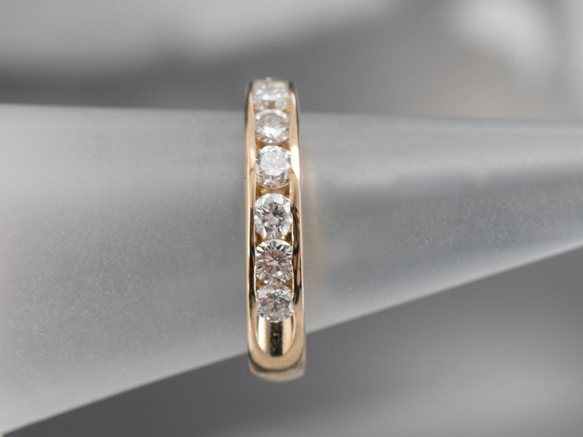 Alianza de boda con diamantes engastados en canal