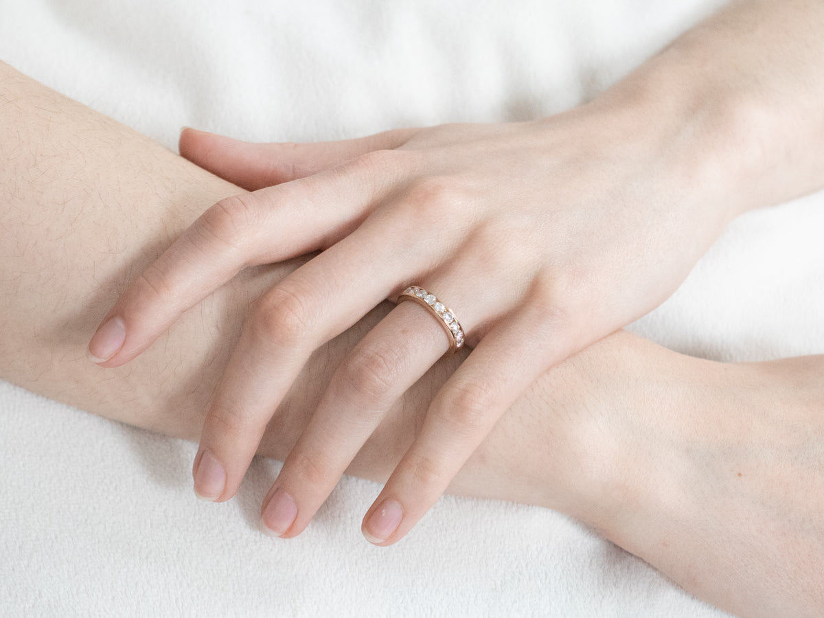 Alianza de boda con diamantes engastados en canal