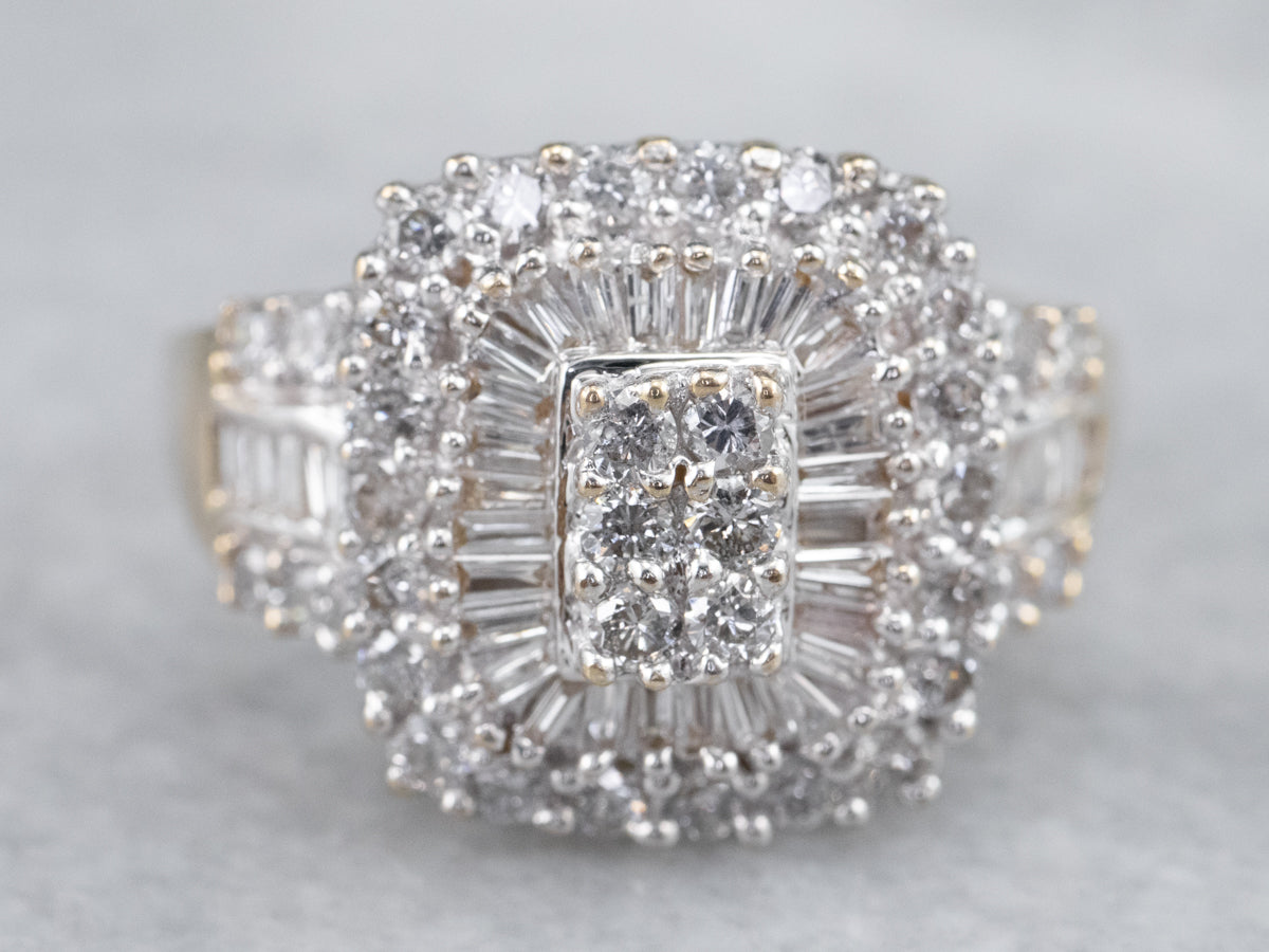 Anillo llamativo en racimo de diamantes con halo doble