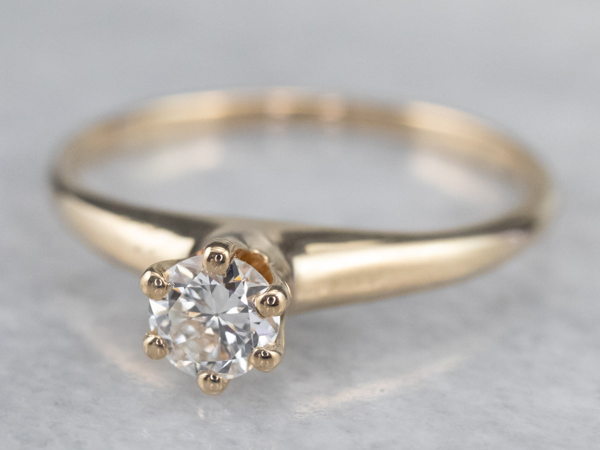 Anillo de compromiso clásico con solitario de diamantes