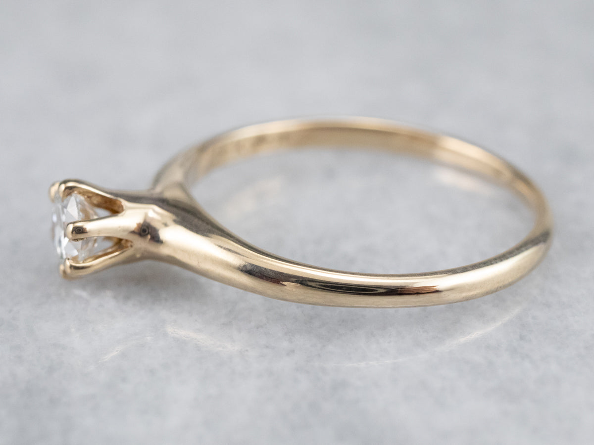 Anillo de compromiso clásico con solitario de diamantes