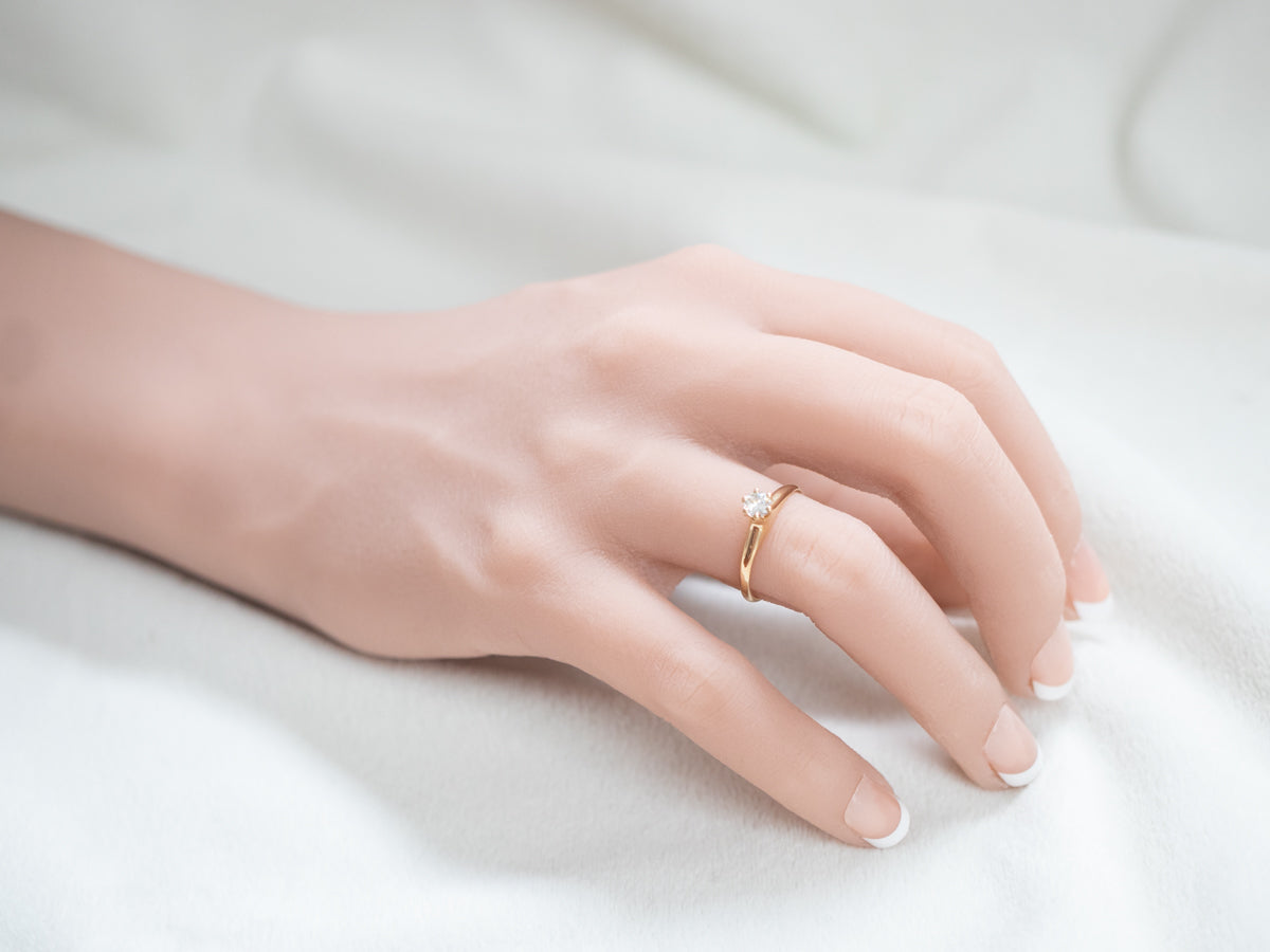 Anillo de compromiso clásico con solitario de diamantes