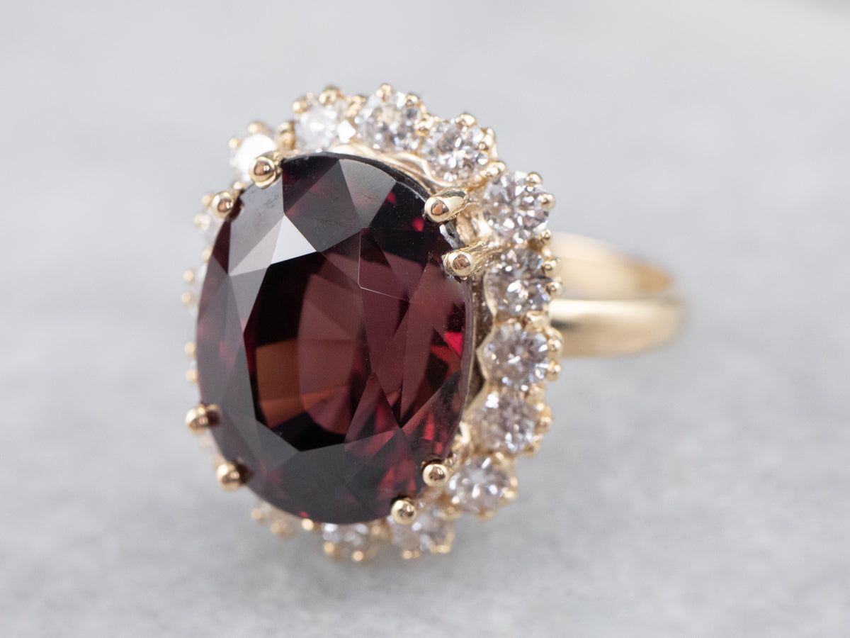 Anillo con halo de diamantes y granate rodolita