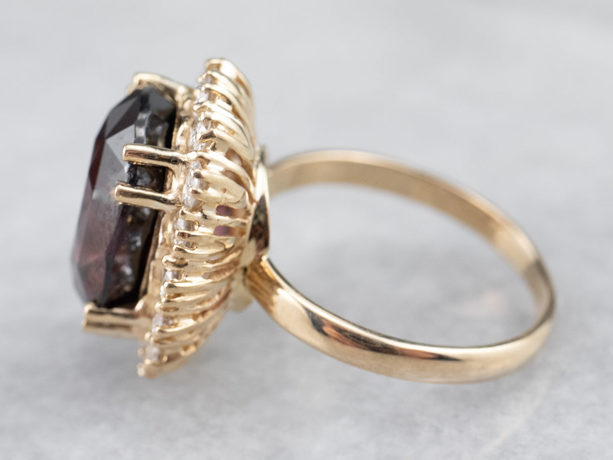 Anillo con halo de diamantes y granate rodolita