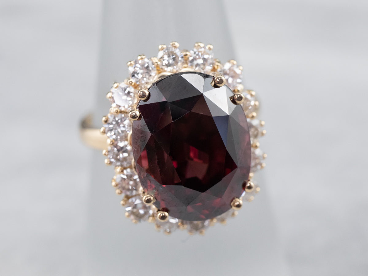 Anillo con halo de diamantes y granate rodolita