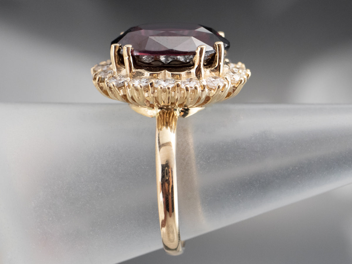 Anillo con halo de diamantes y granate rodolita