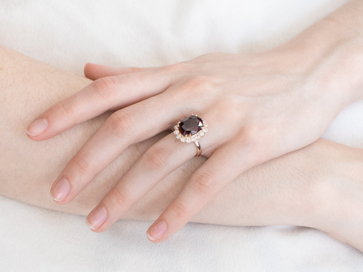 Anillo con halo de diamantes y granate rodolita
