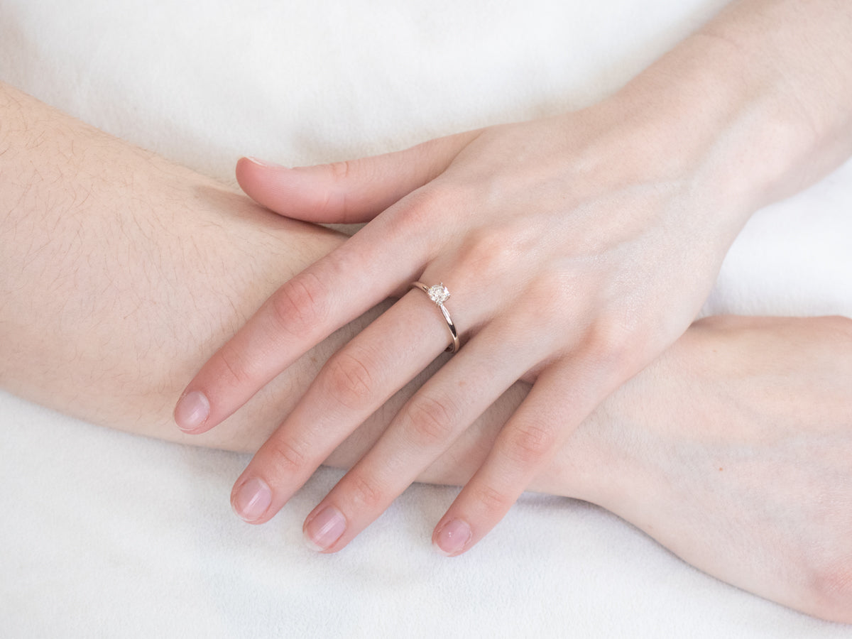 Anillo de compromiso de diamantes de talla europea