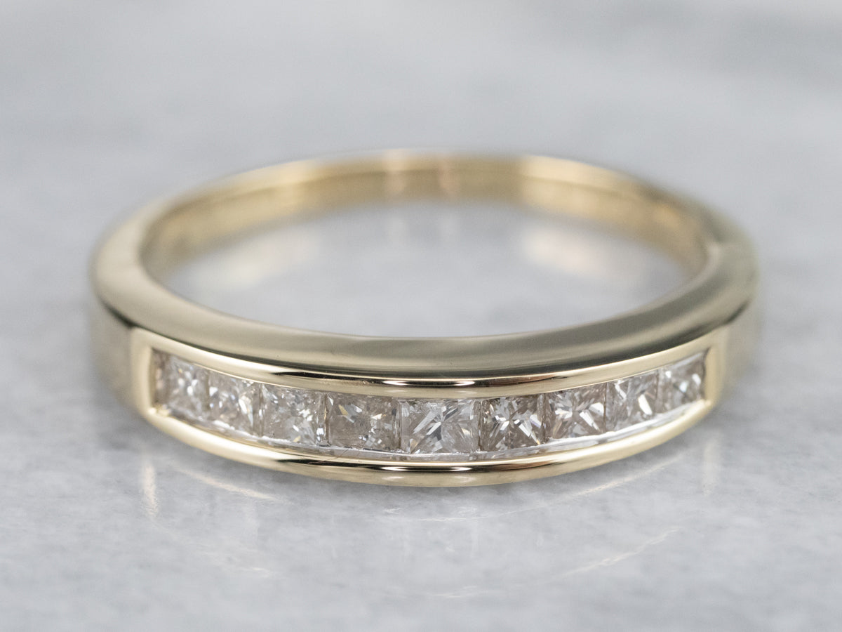 Alianza de diamantes de talla princesa en oro