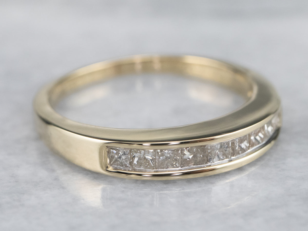 Alianza de diamantes de talla princesa en oro