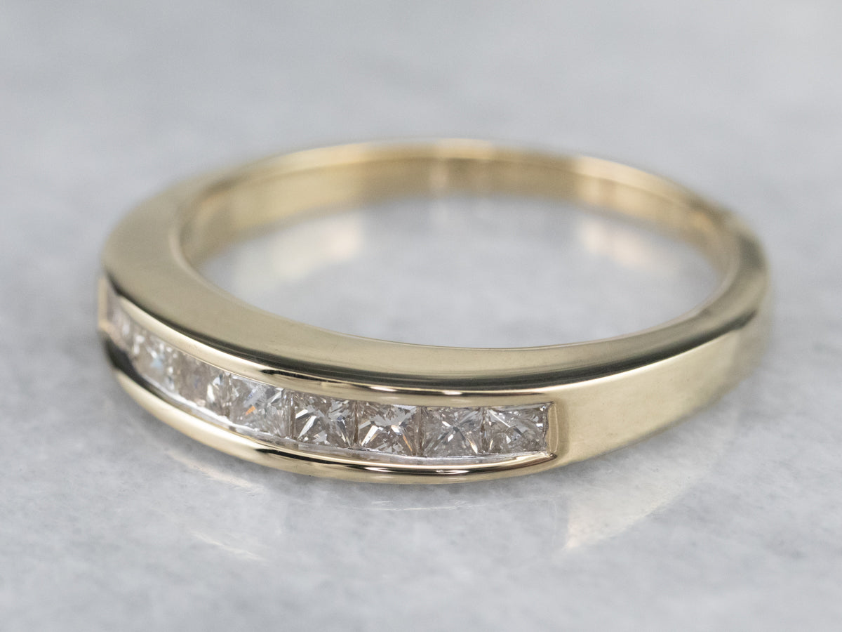 Alianza de diamantes de talla princesa en oro