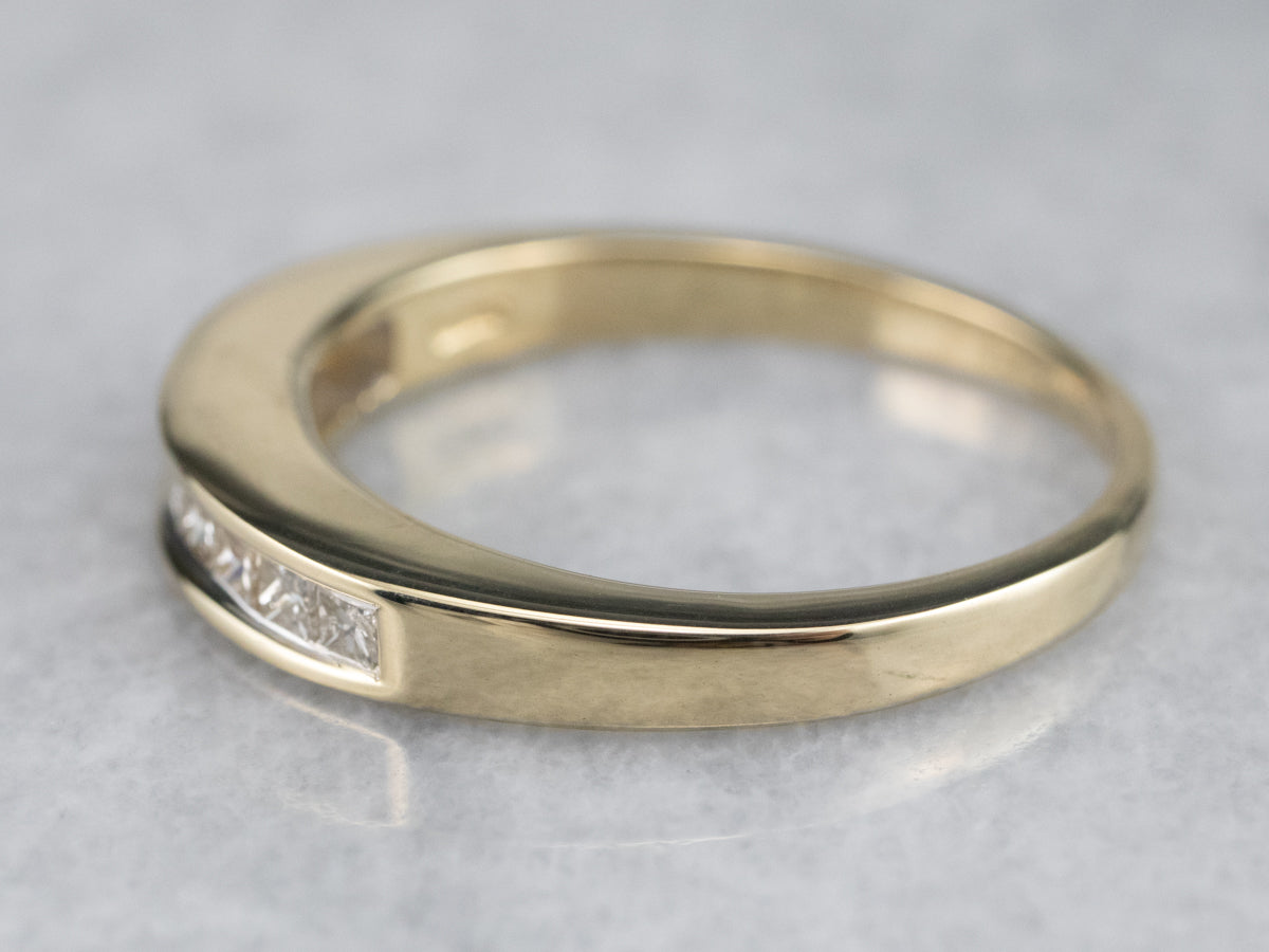 Alianza de diamantes de talla princesa en oro