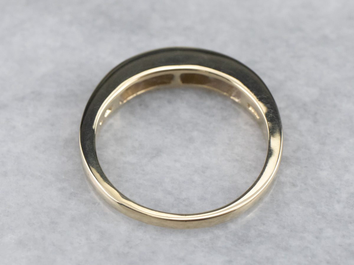 Alianza de diamantes de talla princesa en oro