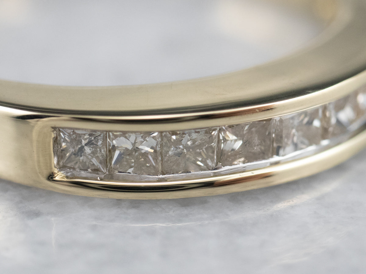 Alianza de diamantes de talla princesa en oro