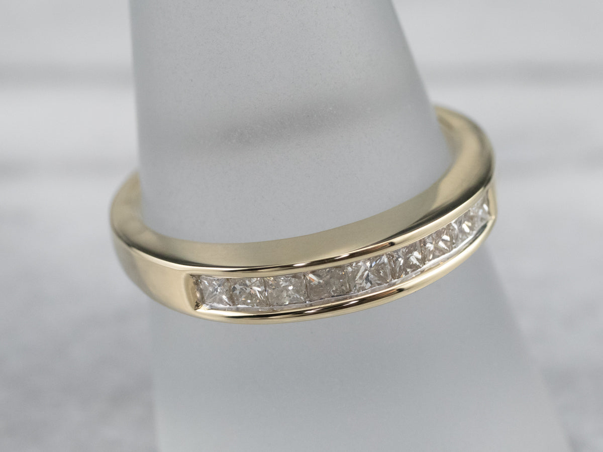 Alianza de diamantes de talla princesa en oro