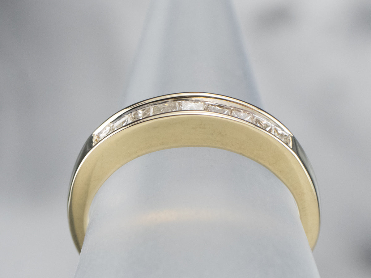 Alianza de diamantes de talla princesa en oro