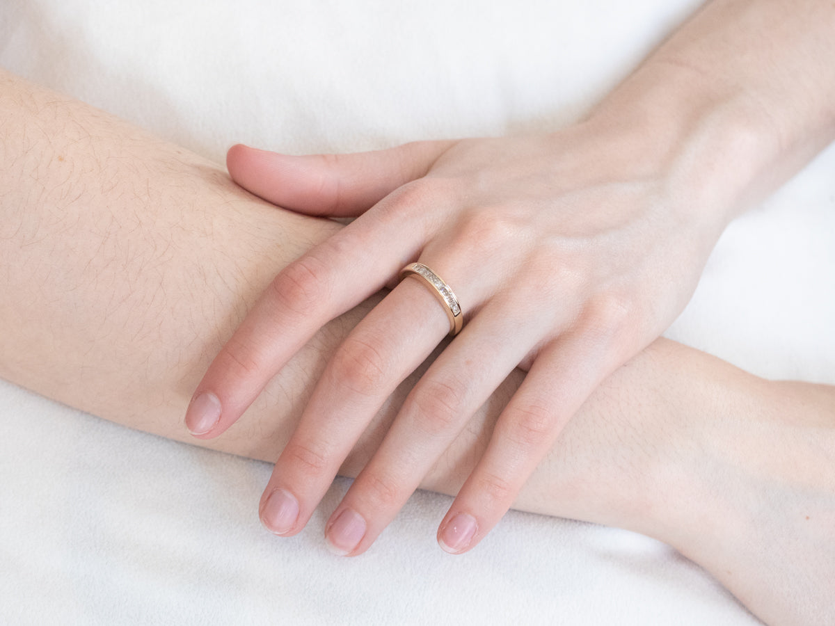 Alianza de diamantes de talla princesa en oro