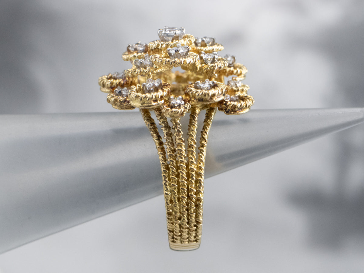 Anillo en racimo de oro y diamantes llamativos