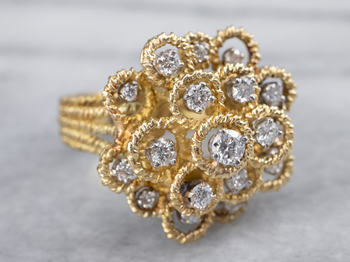 Anillo en racimo de oro y diamantes llamativos