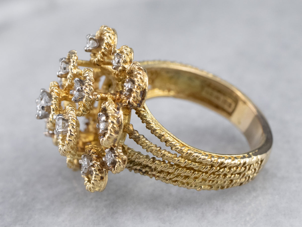 Anillo en racimo de oro y diamantes llamativos