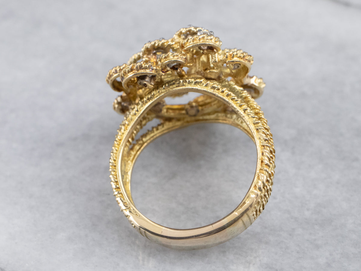 Anillo en racimo de oro y diamantes llamativos