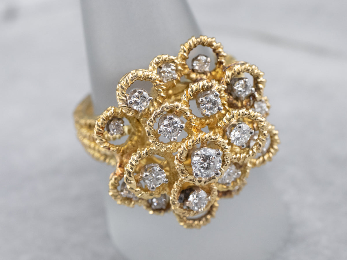 Anillo en racimo de oro y diamantes llamativos