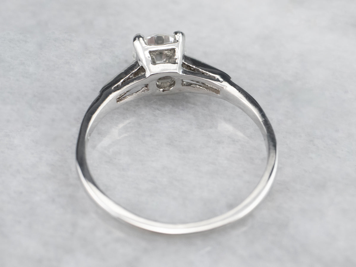 Anillo de compromiso de diamantes brillantes redondos retro de platino