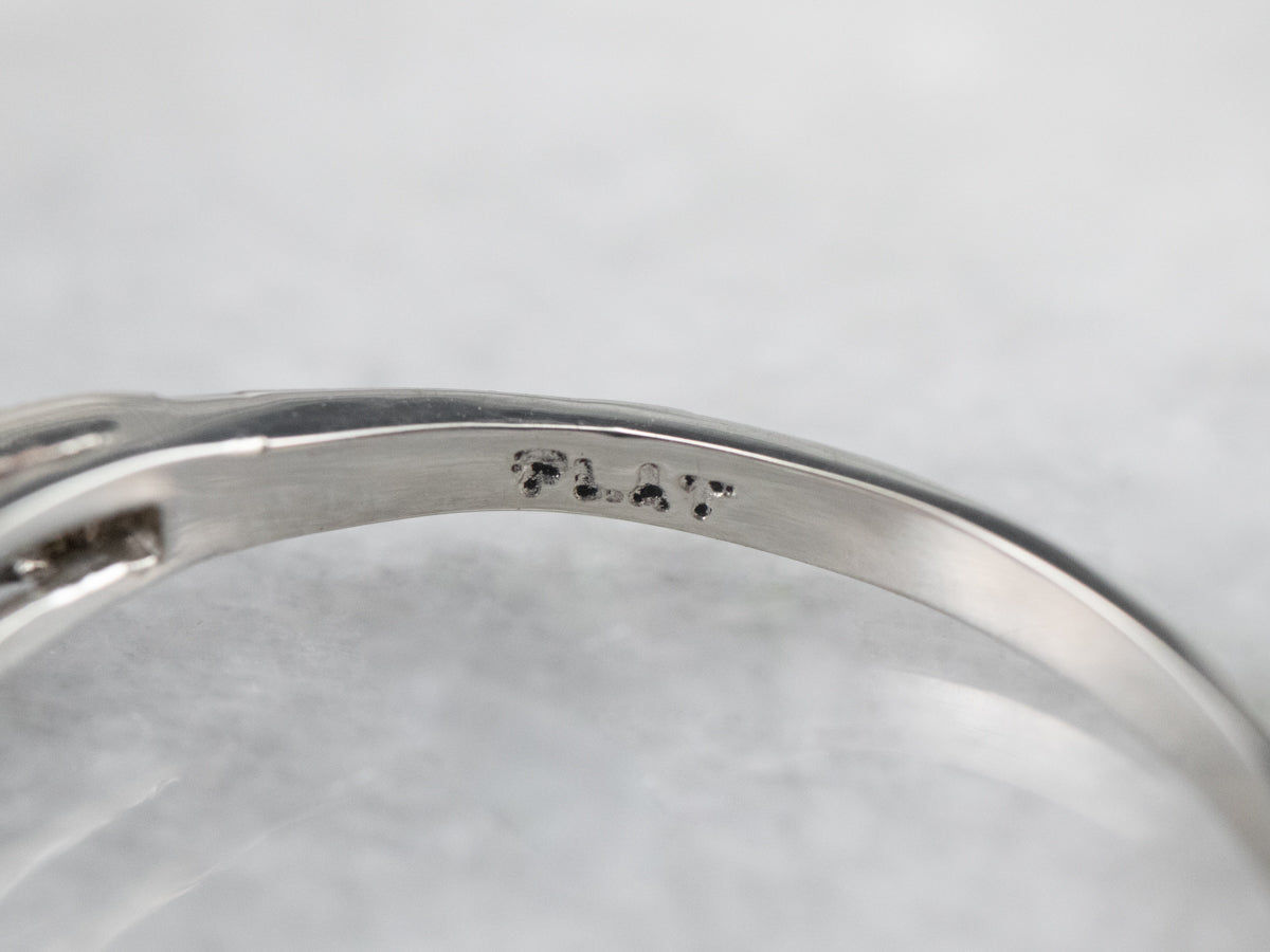 Anillo de compromiso de diamantes brillantes redondos retro de platino