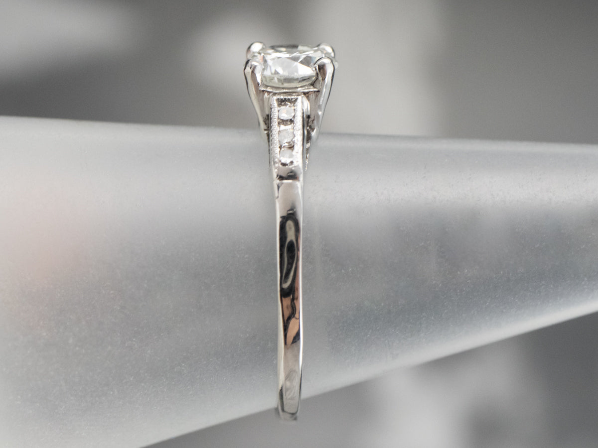 Anillo de compromiso de diamantes brillantes redondos retro de platino