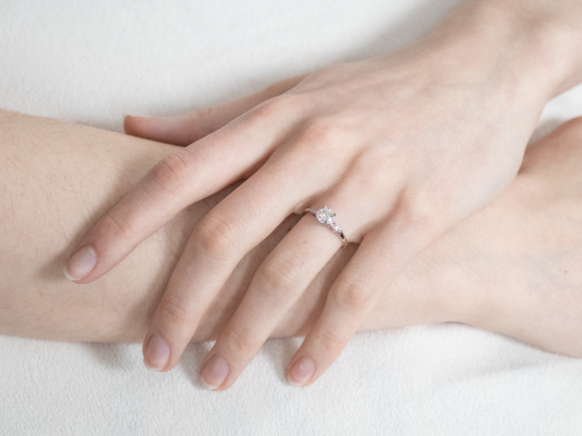 Anillo de compromiso de diamantes brillantes redondos retro de platino