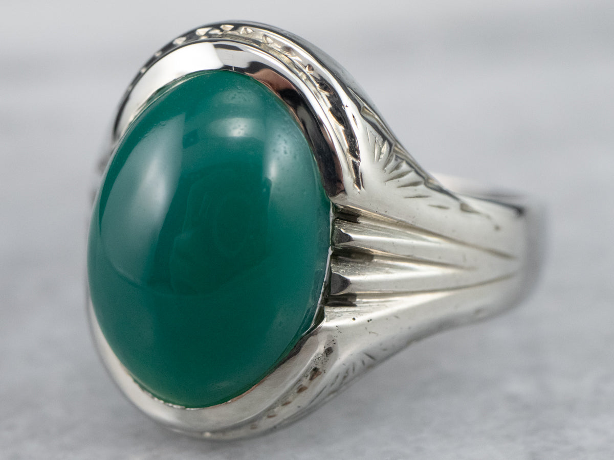 Anillo de ónix verde en oro blanco de 10 quilates