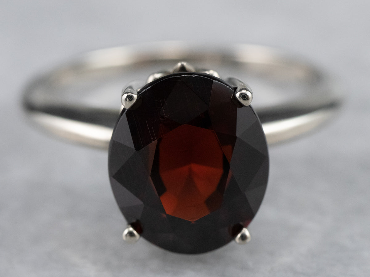 Elegante anillo solitario con granate piropo