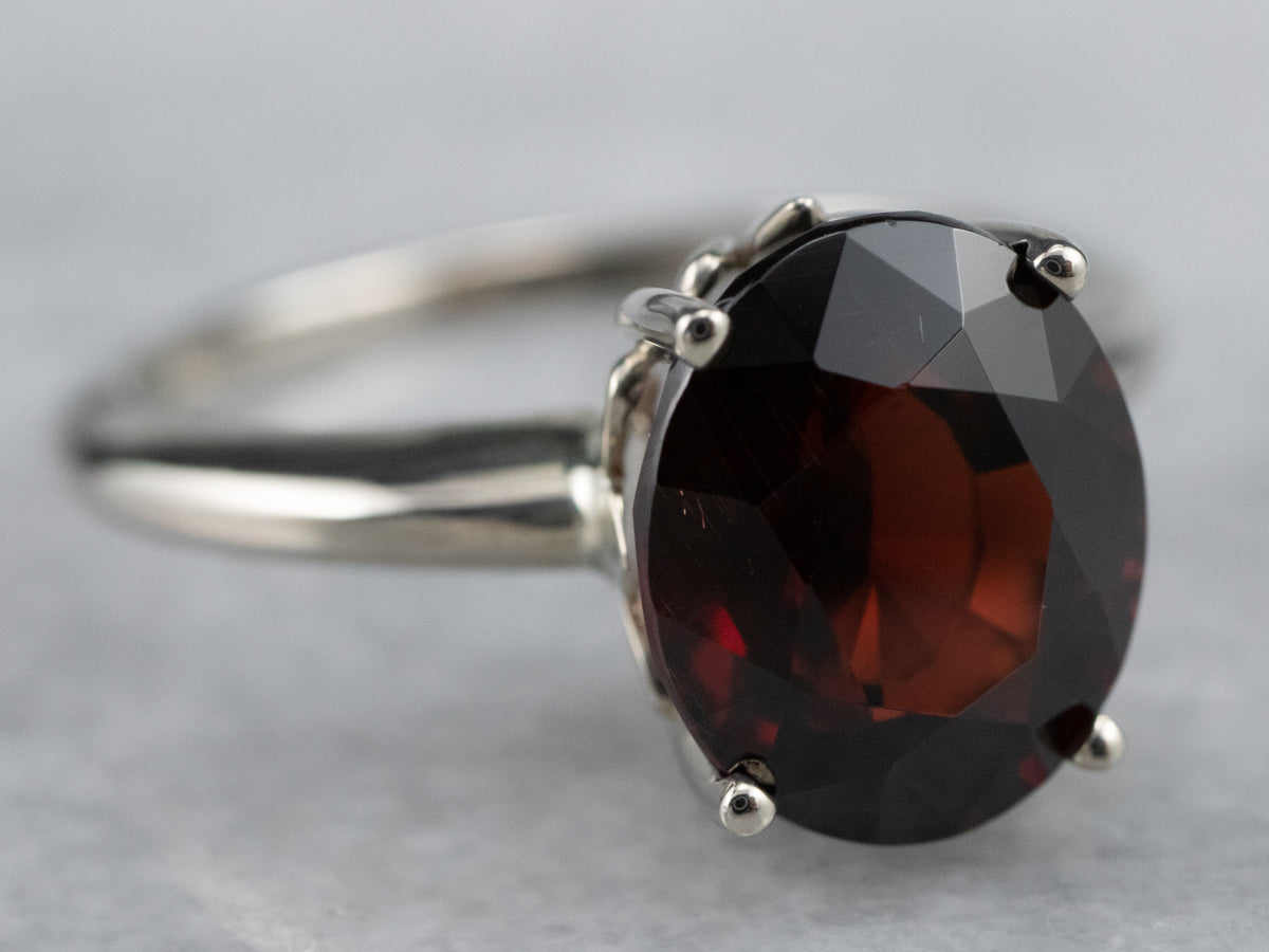 Elegante anillo solitario con granate piropo