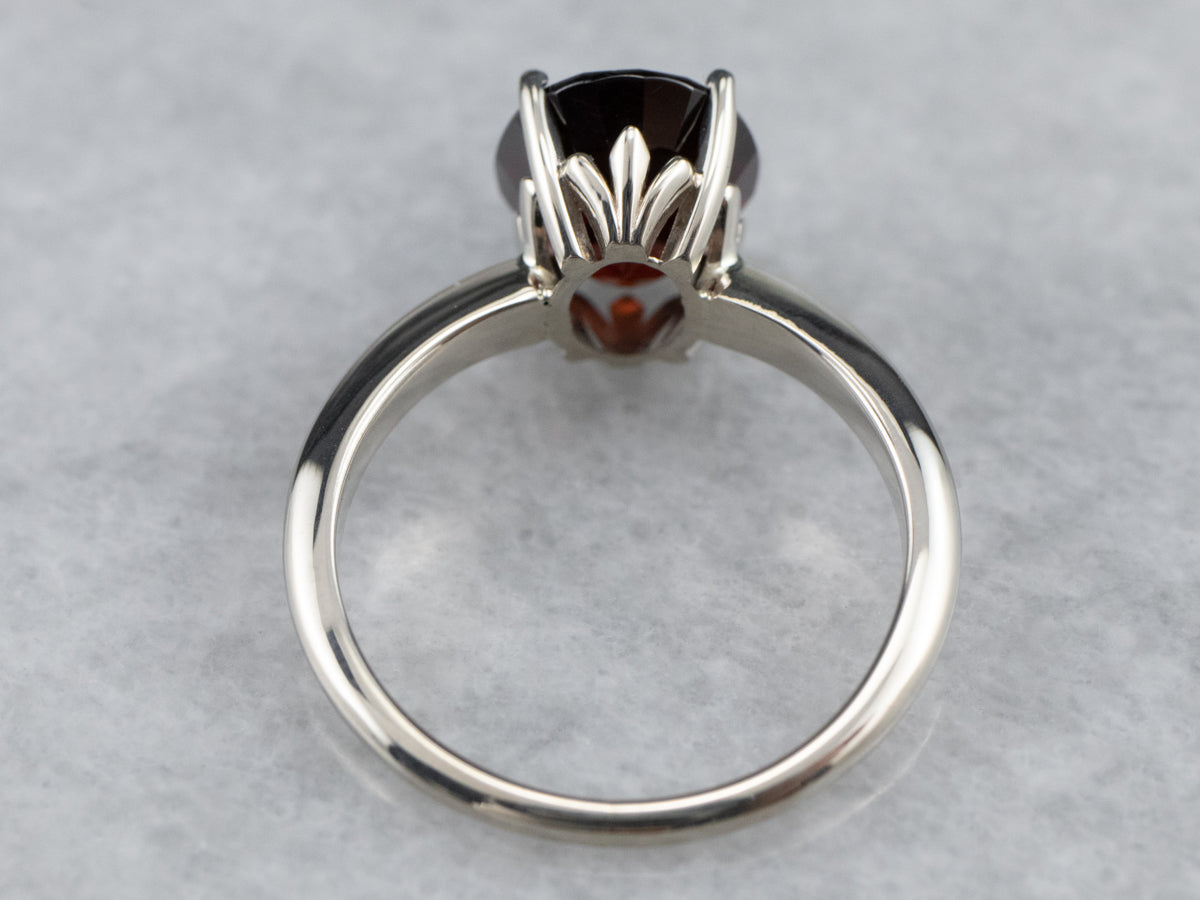 Elegante anillo solitario con granate piropo