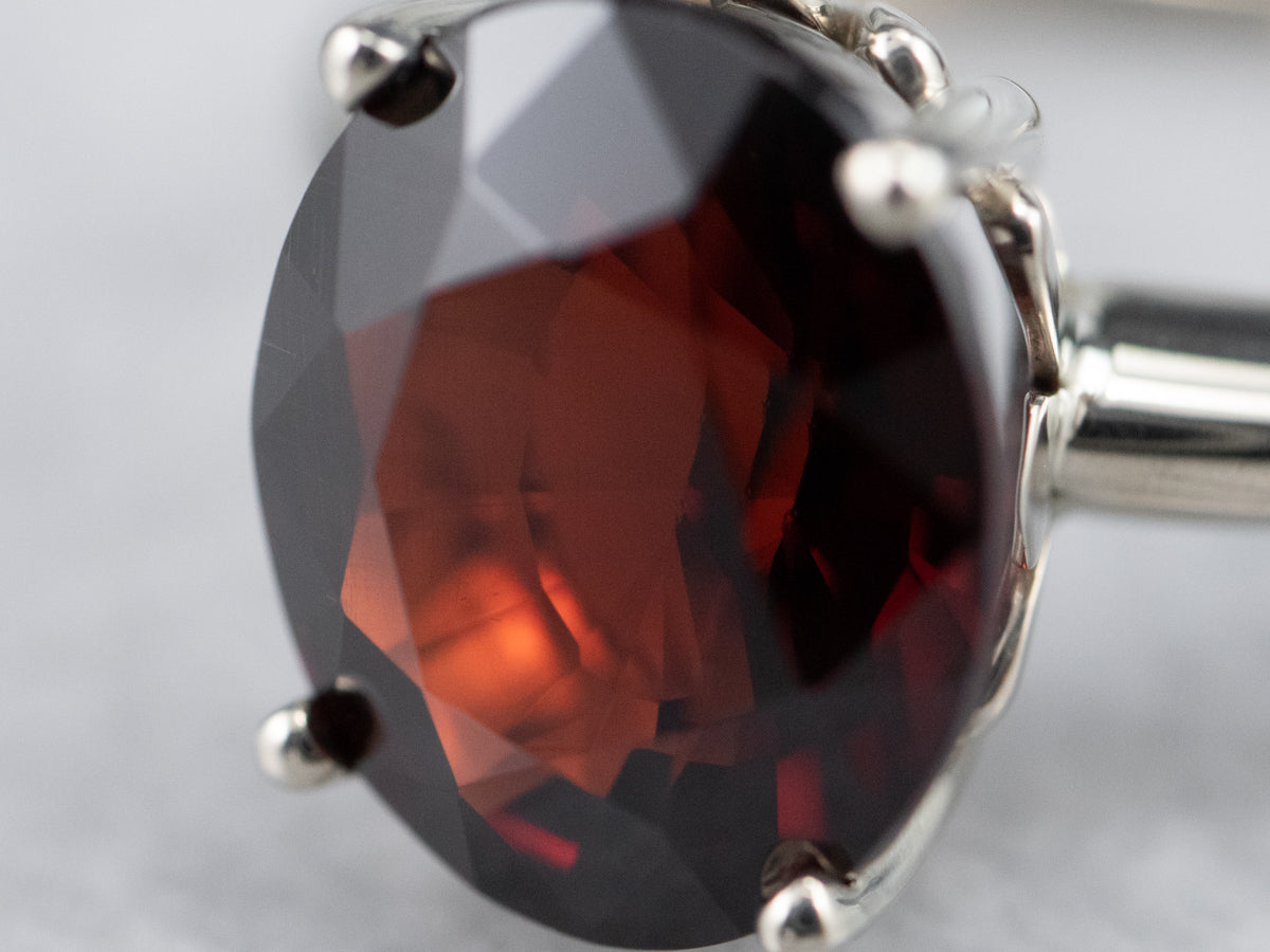 Elegante anillo solitario con granate piropo