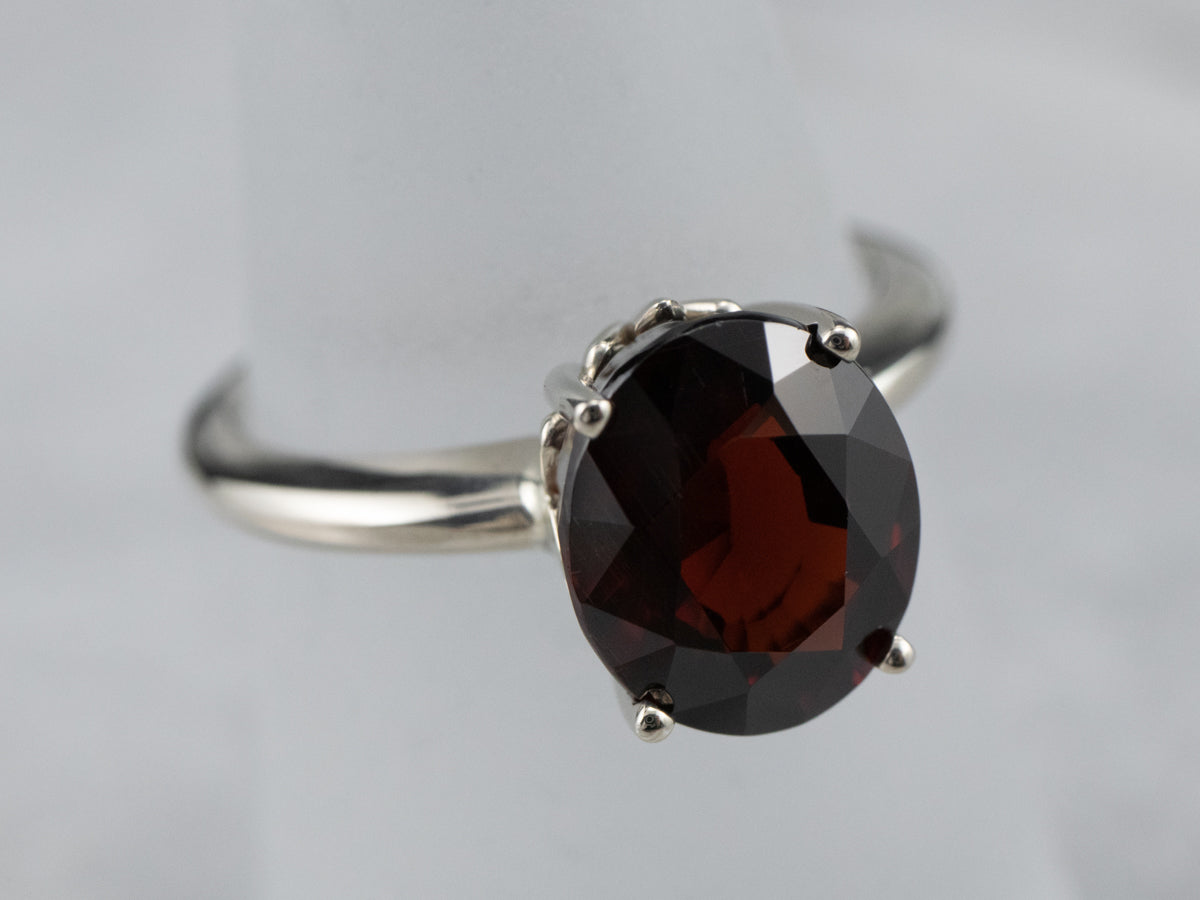 Elegante anillo solitario con granate piropo