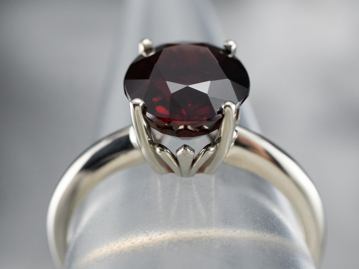 Elegante anillo solitario con granate piropo