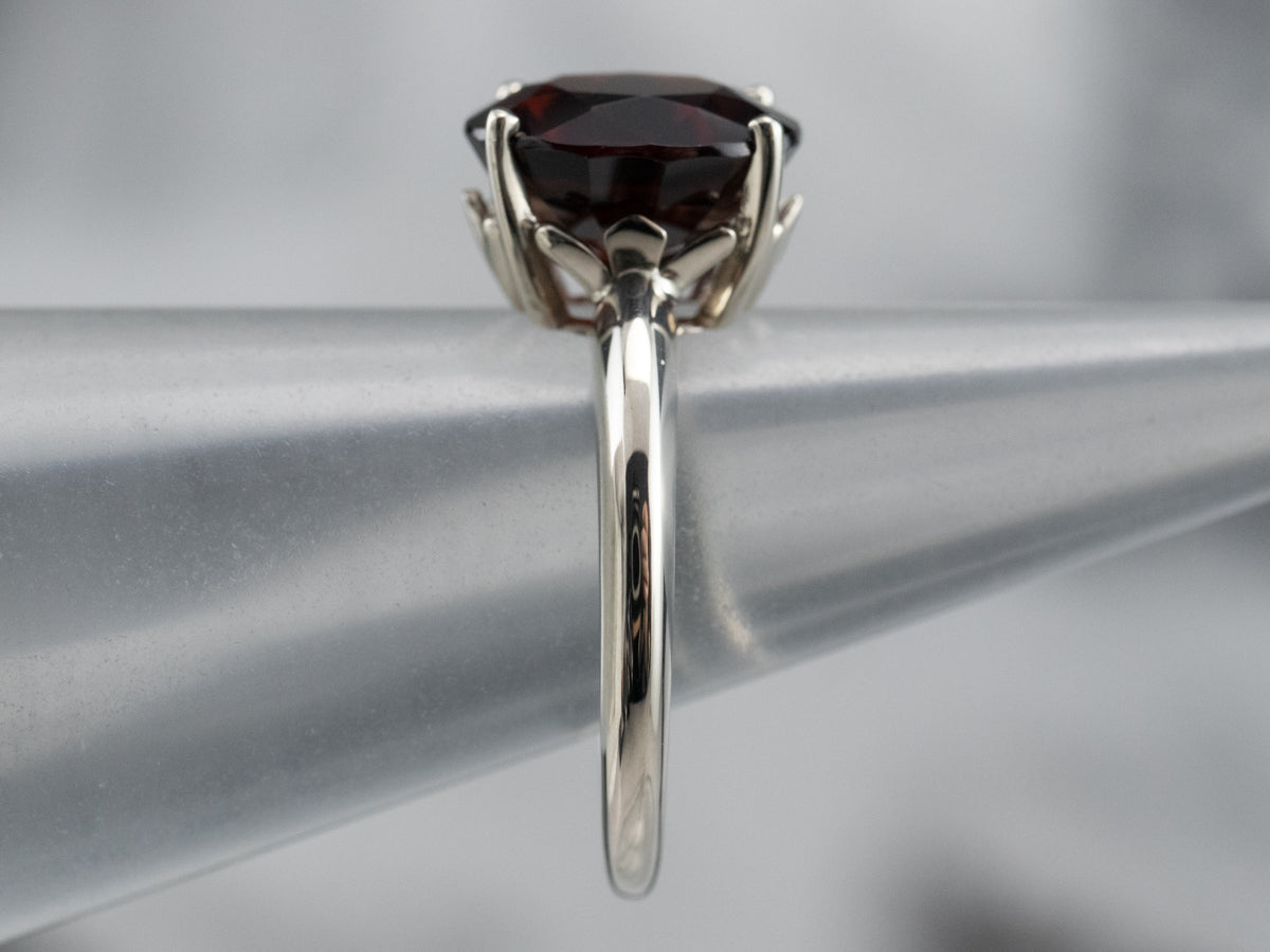 Elegante anillo solitario con granate piropo