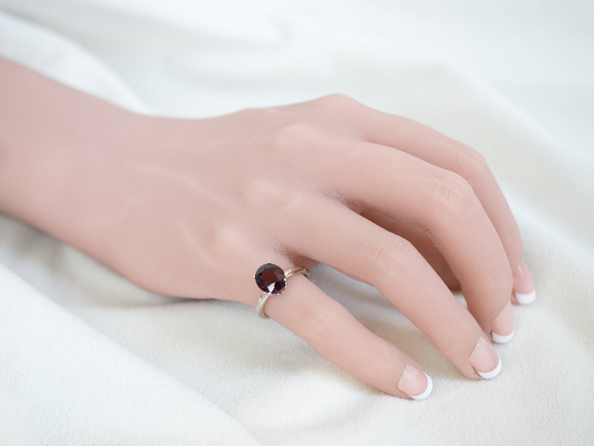 Elegante anillo solitario con granate piropo