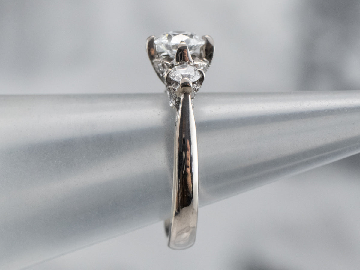 Anillo de compromiso de diamantes de inspiración antigua