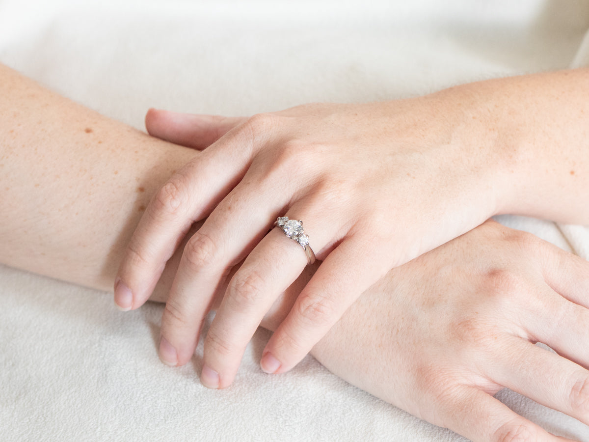 Anillo de compromiso de diamantes de inspiración antigua