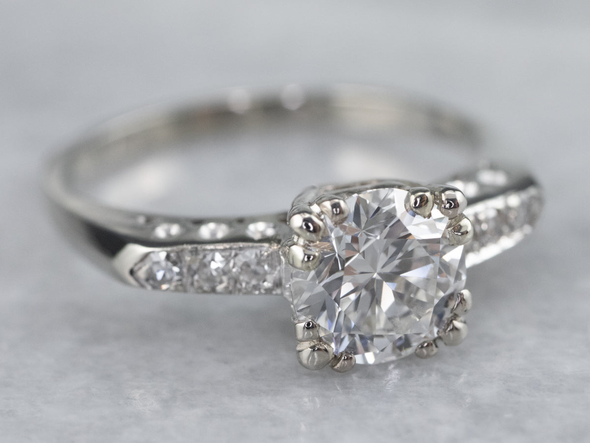 Anillo de compromiso retro de diamantes en oro blanco